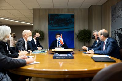 Am 3. Oktober 2021 reiste Bundesminister Martin Kocher (2.v.l.) zu einem Arbeitsbesuch nach Athen. Im Bild mit dem griechischen Vize-Arbeitsminister Panos Tsakloglou (2.v.r.).