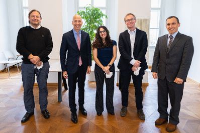 Am 15. November 2021 besuchte Bundesminister Martin Kocher (im Bild) den Complexity Science Hub Vienna.
