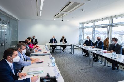 Am 15. November 2021 lud Bundesminister Martin Kocher (im Bild) zu einer Sozialpartnerrunde ins Arbeitsministerium.