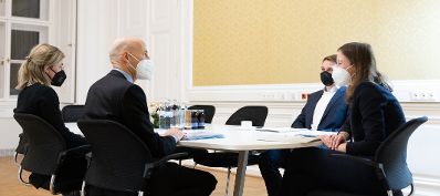 Am 15. Dezember 2021 traf Bundesminister Martin Kocher (2.v.l.) Staatssekretärin Claudia Plakolm (r.) zu einem Arbeitsgespräch.