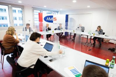 Am 16. Dezember 2021 nahm Bundesminister Martin Kocher an einer Gesprächsrunde mit Geschäftsführern des AMS teil.