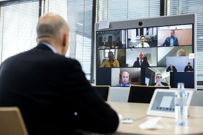 Am 20. Dezember 2021 nahm Bundesminister Martin Kocher (l.) an einer Videokonferenz teil.