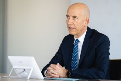 Am 18. Jänner 2022 nahm Bundesminister Martin Kocher an einer Videokonferenz teil.