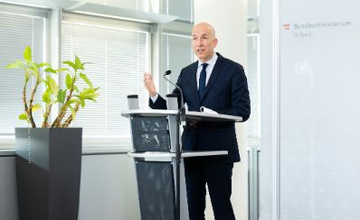 Am 27. Jänner 2022 lud Bundesminister Martin Kocher (im Bild) zu einer Pressekonferenz zum Thema „Fachkräftebarometer“ ins Arbeitsministerium.