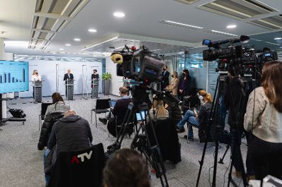 Am 1. Februar 2022 fand eine Pressekonferenz zur aktuellen Lage am Arbeitsmarkt mit Bundesminister Martin Kocher (m.), Bundesministerin Susanne Raab (l.) und der Geschäftsführerin des AMS-Wien, Petra Draxl (r.) statt.