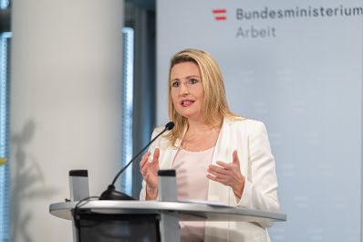 Am 1. Februar 2022 fand eine Pressekonferenz zur aktuellen Lage am Arbeitsmarkt mit Bundesminister Martin Kocher, Bundesministerin Susanne Raab (im Bild) und der Geschäftsführerin des AMS-Wien, Petra Draxl statt.