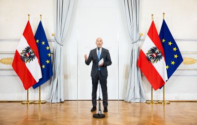 Am 23. Februar 2022 nahm Bundesminister Martin Kocher (im Bild) am Doorstep vor dem Ministerrat teil.