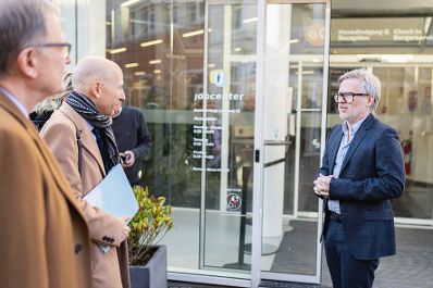 Am 28. Februar 2022 reiste Bundesminister Martin Kocher (2.v.l.) zu einem Arbeitsbesuch nach Kopenhagen. Im Bild beim Jobcenter in Kopenhagen.