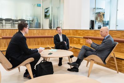 Am 28. Februar 2022 reiste Bundesminister Martin Kocher (r.) zu einem Arbeitsbesuch nach Kopenhagen. Im Bild mit dem dänische Minister für Beschäftigung Peter Hummelgaard Thomsen (m.).