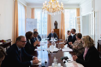 Am 28. Februar 2022 reiste Bundesminister Martin Kocher (m.) zu einem Arbeitsbesuch nach Kopenhagen. Im Bild bei dem Experten-Roundtable in der österreichischen Residenz.