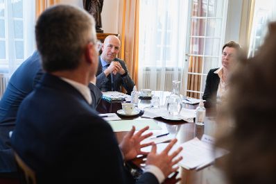 Am 28. Februar 2022 reiste Bundesminister Martin Kocher zu einem Arbeitsbesuch nach Kopenhagen. Im Bild bei dem Experten-Roundtable in der österreichischen Residenz.