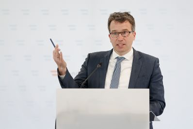 Am 1. März 2022 fand eine Pressekonferenz zur aktuellen Lage am Arbeitsmarkt statt. Im Bild AMS-Chef Johannes Kopf.
