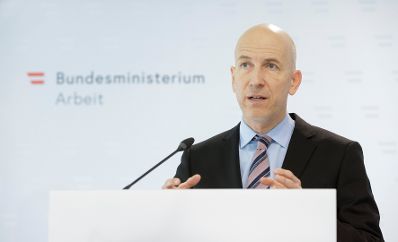 Am 1. März 2022 fand eine Pressekonferenz zur aktuellen Lage am Arbeitsmarkt statt. Im Bild Bundesminister Martin Kocher.