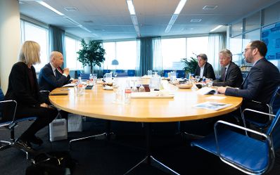 Am 6. April 2022 reiste Bundesminister Martin Kocher (2.v.l.) zu einem Arbeitsbesuch nach Den Haag. Im Bild mit dem Direktor des UWV Maarten Camps (2.v.r.).