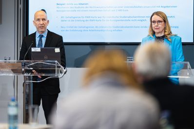 Am 28. April 2022 nahmen Bundesminister Martin Kocher (l.) und Bundesministerin Margarete Schramböck (r.) an einer Pressekonferenz zur Reform der Rot-Weiß-Rot Karte teil.