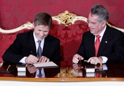 Am 2. Dezember 2008 wurde die neue Bundesregierung von Bundespräsident Heinz Fischer in der Präsidentschaftskanzlei angelobt. Im Bild Staatssekretär im Bundeskanzleramt Josef Ostermayer (l.) und Bundespräsident Heinz Fischer (r.).