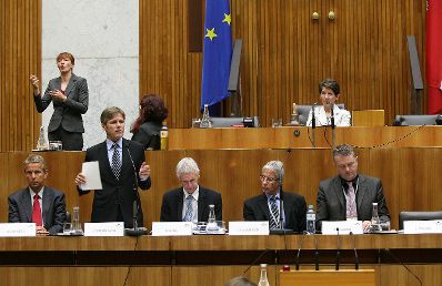 Donnerstag, den 17. September 2009 fand eine Parlamentarische Enquete zu dem Thema "Öffentlich-rechtlicher Rundfunk - Medienvielfalt in Österreich" statt. Im Bild Staatssekretär Josef Ostermayer bei seiner Parlamentsrede.