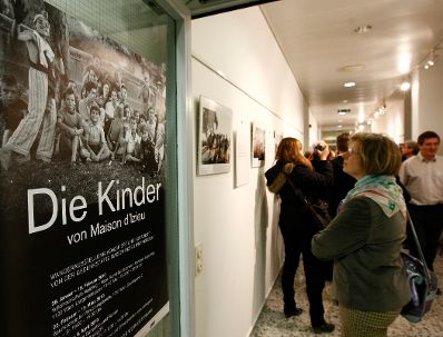Am 27. Jänner 2010 besuchte Staatssekretär Josef Ostermayer die Eröffnung der Austellung "Die Kinder von Maison d´lzieu".