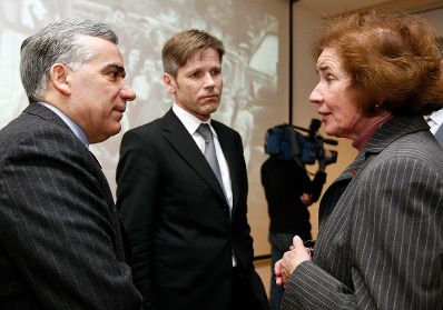 Am 27. Jänner 2010 besuchte Staatssekretär Josef Ostermayer die Eröffnung der Austellung "Die Kinder von Maison d´lzieu". Im Bild (v.l.n.r.) Philippe Carré, Josef Ostermayer und Beate Klarsfeld.