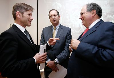 Am 27. Jänner 2010 besuchte Staatssekretär Josef Ostermayer die Eröffnung der Austellung "Die Kinder von Maison d´lzieu". Im Bild (v.l.n.r.) Josef Ostermayer, Aviv Shir-On und Ariel Muzicant.