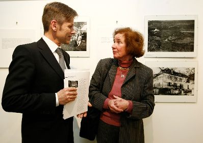 Am 27. Jänner 2010 besuchte Staatssekretär Josef Ostermayer die Eröffnung der Austellung "Die Kinder von Maison d´lzieu". Im Bild Josef Ostermayer und Beate Klarsfeld.