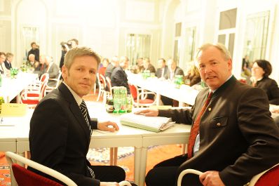 Am 1. März 2011 begann die zweite große Verhandlungsrunde zur Kärntner Ortstafelfrage mit Staatssekretär Josef Ostermayer (l.), Kärntens Landeshauptmann Gerhard Dörfler (r.), Parteienvertretern, Bürgermeistern und Volksgruppenvertretern im Amt der Kärntner Landesregierung in Klagenfurt.