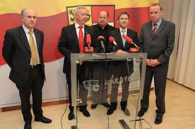Am 1. April 2011 fand im Amt der Kärntner Landesregierung eine Pressekonferenz zur dritten Ortstafelrunde mit Staatssekretär Josef Ostermayer (2.v.r.), Kärntens Landeshauptmann Gerhard Dörfler (2.v.l.) sowie den Slowenenvertretern Valentin Inzko (l.), Marjan Sturm (m.) und Bernard Sadovnik (r.) statt.