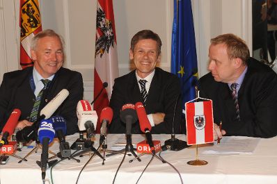 Am Dienstag, 26. April 2011, Staatssekretär Josef Ostermayer (m.) bei Arbeitsbesuch in Kärnten zum Thema "Ortstafeln". Landeshauptmann Gerhard Dörfler (l.) und Bürgermeister Bernard Sadovnik (r.).