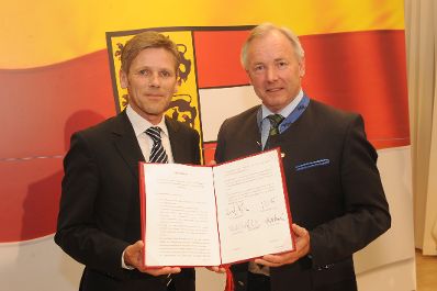Dienstag, 26. April 2011, Arbeitsbesuch in Kärnten zum Thema "Ortstafeln". Staatssekretär Josef Ostermayer (l.) und Landeshauptmann Gerhard Dörfler (r.).