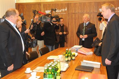 Am Dienstag, 26. April 2011, Staatssekretär Josef Ostermayer bei Arbeitsbesuch in Kärnten zum Thema "Ortstafeln". Landeshauptmann Gerhard Dörfler (m.).