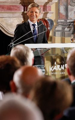 Am 16. August 2011 nahm Bundeskanzler Werner Faymann gemeinsam mit Staatssekretär Josef Ostermayer (im Bild) an der Festveranstaltung anlässlich der Lösung der Kärntner Ortstafelfrage in Klagenfurt teil.