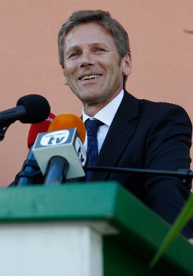 Am 16. August 2011 nahm Bundeskanzler Werner Faymann gemeinsam mit Staatssekretär Josef Ostermayer (im Bild), im Rahmen eines Festakts an der Aufstellung der zweisprachigen Ortstafeln in Sittersdorf teil.