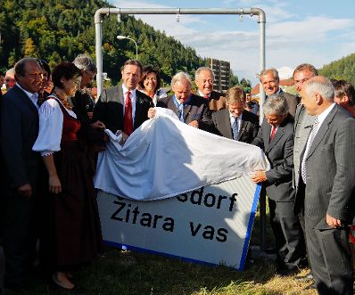 Am 16. August 2011 nahm Bundeskanzler Werner Faymann gemeinsam mit Staatssekretär Josef Ostermayer, im Rahmen eines Festakts an der Aufstellung der zweisprachigen Ortstafeln in Sittersdorf teil.
