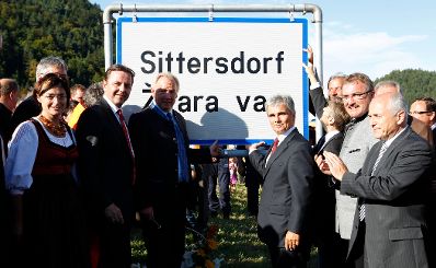 Am 16. August 2011 nahm Bundeskanzler Werner Faymann gemeinsam mit Staatssekretär Josef Ostermayer, im Rahmen eines Festakts an der Aufstellung der zweisprachigen Ortstafeln in Sittersdorf teil.