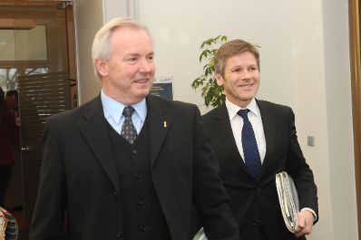Am 3. Februar 2011 fand im Amt der Kärntner Landesregierung eine Verhandlung zum Thema Kärntner Ortstafeln zwischen Staatssekretär Josef Ostermayer (r.), dem Kärntner Landeshauptmann Gerhard Dörfler (l.) und den Slowenenverbänden statt.