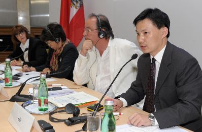 Am 14. September 2011 fand das Mediensymposium Österreich-China in Wien statt. Im Bild (v.l.n.r.) Margaretha Kopeinig (Moderation), Zhou Hong (Europa-Institut der chinesischen Akademie), Gerfried Sperl (International Press Institute), Liu Mingli (Institut für moderne internationale Beziehungen).