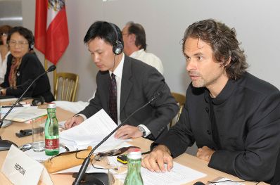 Am 14. September 2011 fand das Mediensymposium Österreich-China in Wien statt. Im Bild (v.l.n.r.) Zhou Hong (Europa-Institut der chinesischen Akademie), Liu Mingli (Institut für moderne internationale Beziehungen), Thomas Herdin (Universität Salzburg).
