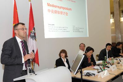 Am 14. September 2011 fand das Mediensymposium Österreich-China in Wien statt. Im Bild (l.) Sektionsleiter des Bundespressedienstes Wolfgang Trimmel.