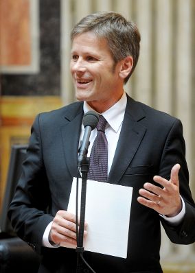 Am 21. Juli 2011 wurde die Novelle zum Volksgruppengesetz vom Bundesrat beschlossen. Im Bild Staatssekretär Josef Ostermayer bei seiner Rede im Parlament.