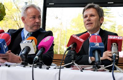 Am 8. April 2011 berichtete Staatssekretär Josef Ostermayer (r.) gemeinsam mit Kärntens Landeshauptmann Gerhard Dörfler (l.), über den aktuellen Stand zum Thema Kärntner Ortstafeln.