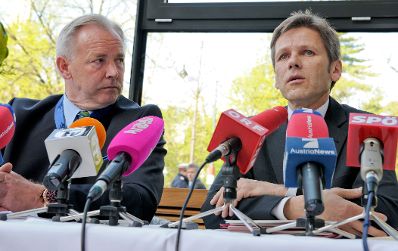Am 8. April 2011 berichtete Staatssekretär Josef Ostermayer (r.) gemeinsam mit Kärntens Landeshauptmann Gerhard Dörfler (l.), über den aktuellen Stand zum Thema Kärntner Ortstafeln.