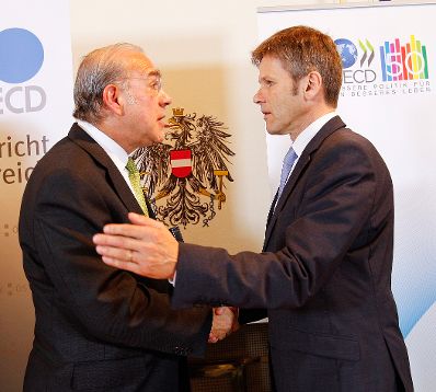 Am 11. Juli 2011 fand eine Präsentation einer Sondermarke zur 50-Jahrfeier der OECD. Im Bild OECD-Generalsekretär Angel Gurria (l.) und Staatssekretär Josef Ostermayer (r.) in Vertretung des Bundeskanzlers.