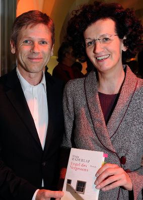 Am 21. Juli 2011 traf Staatssekretär Josef Ostermayer (l.) im Rahmen des "O-Töne Literaturfest" im MuseumsQuartier Wien mit der Ingeborg-Bachmann-Preisträgerin 2011, der Kärntner Slowenin Maja Haderlap (r.) zusammen.
