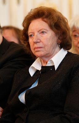 Am 12. Oktober 2011 überreichte Staatssekretär Josef Ostermayer der Widerstandskämpferin Käthe Sasso das Goldene Verdienstzeichen der Republik Österreich.