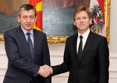 Am 16. Dezember 2011 empfing Staatssekretär Josef Ostermayer (r.) den Vizepremierminister der Republik Mazedonien, Musa Xhaferi (l.) zu einem Gespräch im Bundeskanzleramt.
