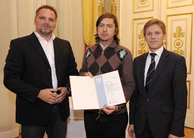 Am 25. November 2011 überreichte Staatssekretär Josef Ostermayer im Bundeskanzleramt Zertifikat an die neu ausgebildeten Mauthausen-Guides.