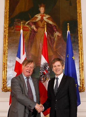 Am 13. Februar 2012 empfing Staatssekretär Josef Ostermayer (r.) den Justizminister des Vereinigten Königreichs Großbritannien und Nordirland, Kenneth Clarke (l.) zu einem Gespräch im Bundeskanzleramt.