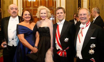 Am 7. Februar 2013 fand der Wiener Opernball statt. (v.l.n.r.) Georg Springer, Anica Matzka-Dojder, Sunnyi Melles, Staatssekretär Josef Ostermayer und Sektionschef Manfred Matzka.