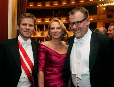 Am 7. Februar 2013 fand der Wiener Opernball statt. Im Bild (v.l.n.r.) Staatssekretär Josef Ostermayer, Verkehrsministerin Doris Bures und Regisseur Stefan Ruzowitzky.