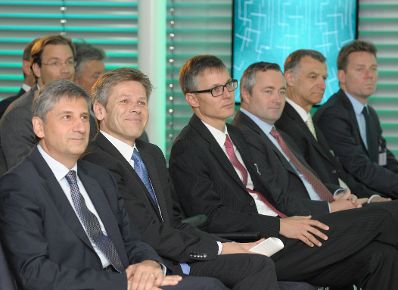 Am 28. Juni 2013 hielt Staatssekretär Josef Ostermayer (2.v.l.) die Begrüßungsrede beim IKT-Konvent 2013 der Internetoffensive Österreich. Im Bild mit Außenminister und Vizekanzler Michael Spindelegger (l.).